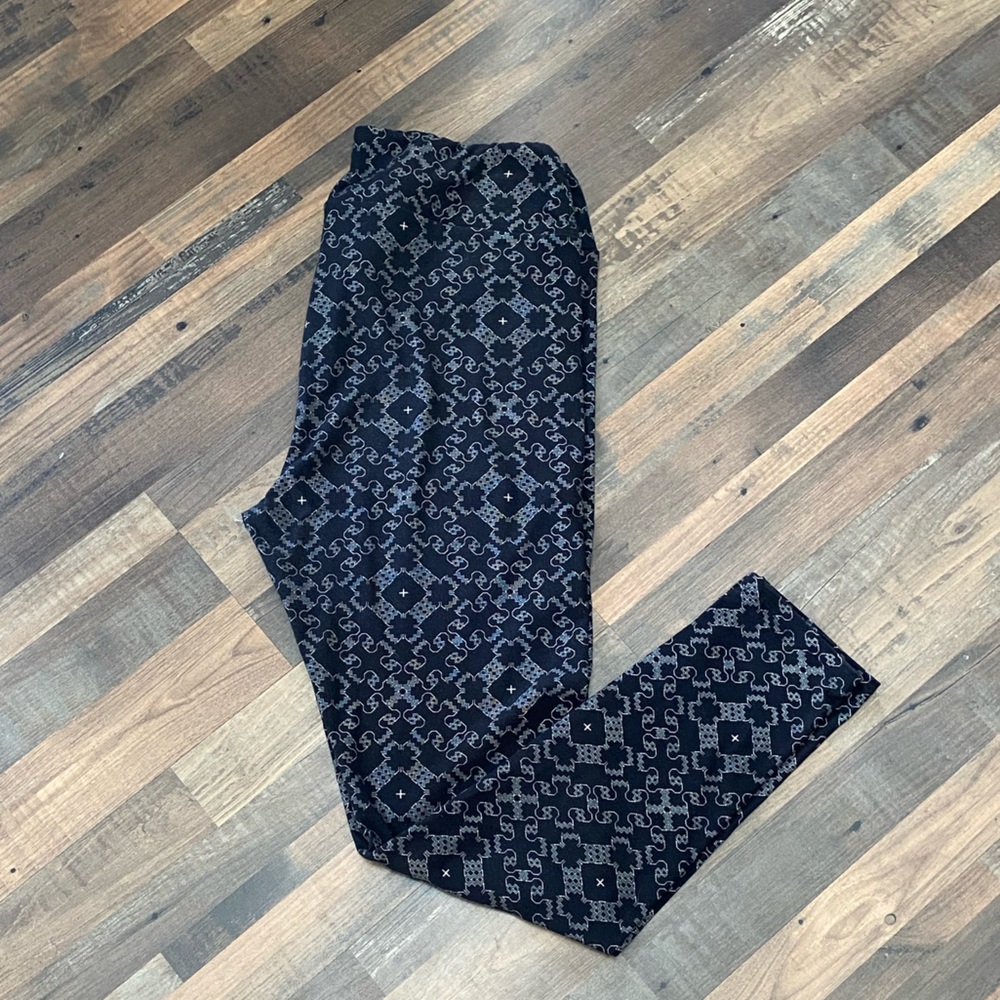 LulaRoe Tall & Curvy Leggings